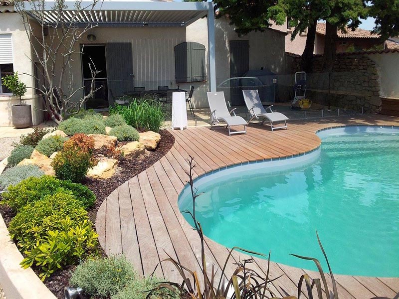 Comment faire une plage en bois autour d'une piscine ? Vaison-la-Romaine